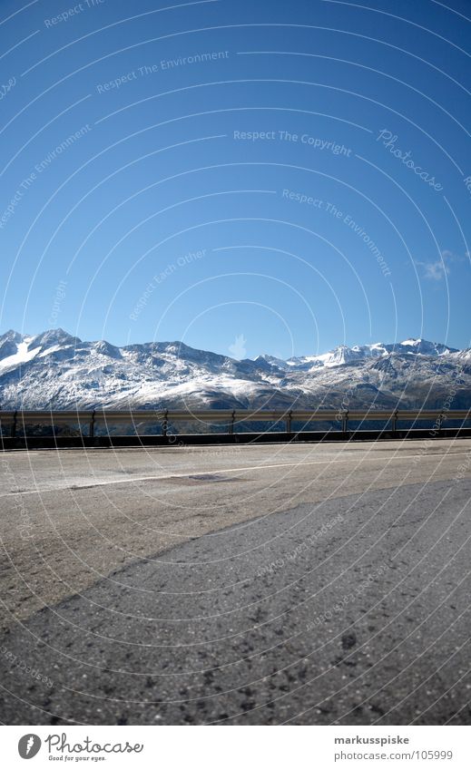 serpentine kalt Gletscher dunkel Urzeit gefroren Talgletscher Alpen Schweiz massiv See Serpentinen Teer Leitplanke Verkehr Eis Schnee Kristallstrukturen Loch