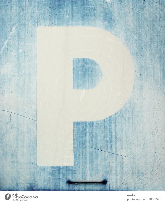 Platzhalter Verkehr Verkehrsschild Hinweisschild Zeichen Schriftzeichen einfach blau weiß Abnutzung abgeschabt schäbig Spuren Parkplatz Zahn der Zeit Farbfoto