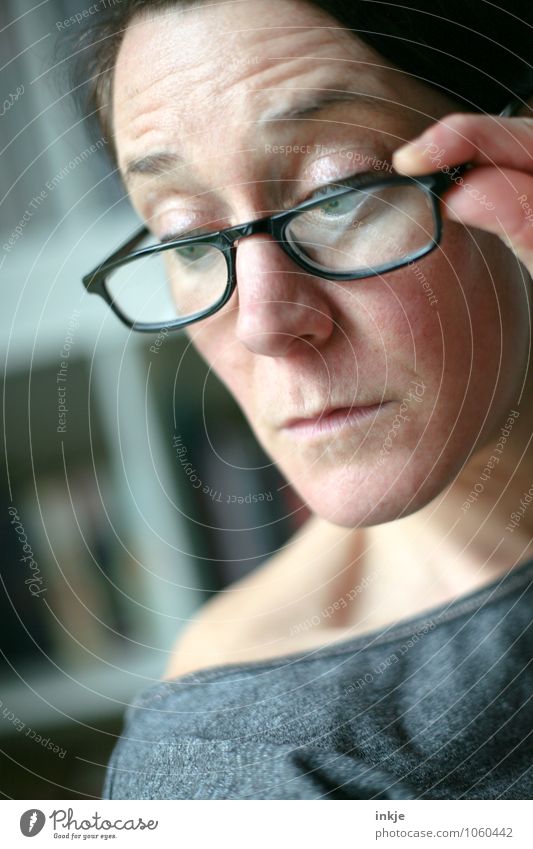 Frau mit Lesebrille Erwachsene Leben Gesicht 1 Mensch 30-45 Jahre Brille beobachten entdecken lernen lesen Blick Neugier seriös Gefühle gewissenhaft Weisheit