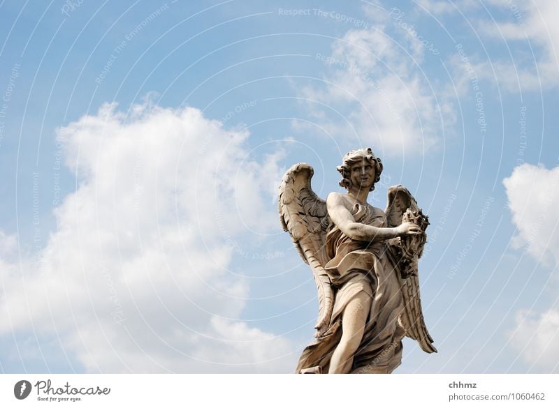Engel Bildhauer Kunst Skulptur Himmel Wolken Kirche Dom Palast Stein stehen Kitsch blau weiß Einsamkeit Kultur Marmor Rom Dach Flügel monumental