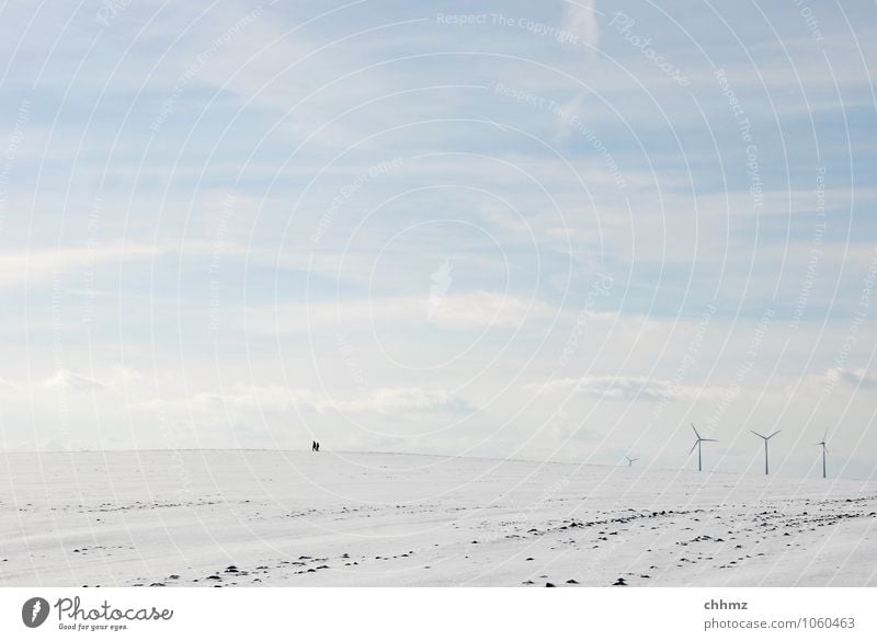 Gegenwind 2 Mensch wandern blau weiß Einsamkeit Ferne Winter Windkraftanlage Energiewirtschaft Spaziergang Schnee eisig Wolken Himmel Feld flach klein Farbfoto