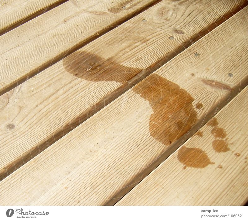 Barfuß auf dem Sauna-Steg Sommer Wasser Holz Zeichen Fußspur groß nass Holzfußboden feucht Finnland Skandinavien Fußsohle Spuren Maserung Holzbrett Bodenbelag
