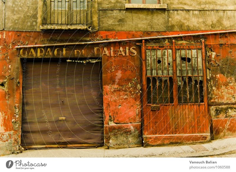 Garage du Palais Stadt Mauer Wand Fassade historisch kaputt Garagentor altehrwürdig Frankreich Lyon Altstadt rot beige gehen Putz Putzfassade verfallen