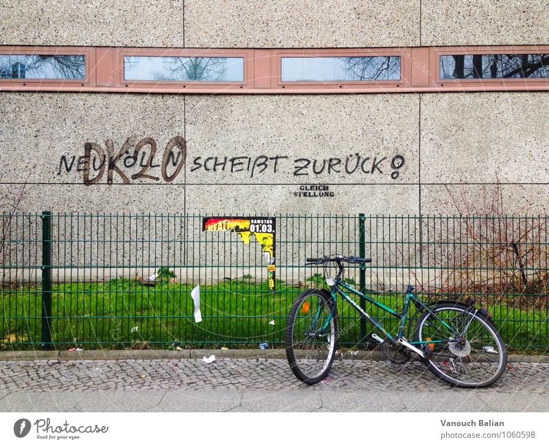 Neukölln scheißt zurück! Hauptstadt Bauwerk Gebäude Mauer Wand schreien Berlin Ghetto Fahrradtour Zaun Autofenster Aggression benachteiligt Graffiti Schmiererei