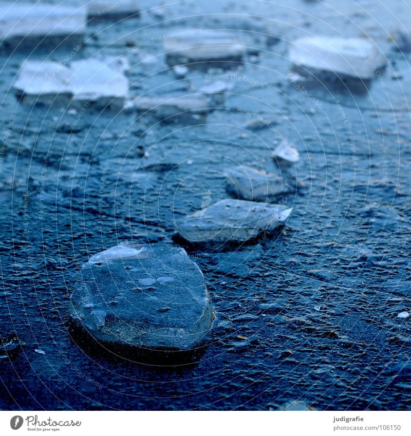 Winterblau kalt gebrochen Eisfläche gefroren Teich Pfütze Aggregatzustand Teile u. Stücke Glätte