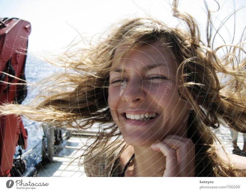 im Winde geweht Frau feminin Fröhlichkeit Meer Fähre Porträt durcheinander Ferien & Urlaub & Reisen geschlossene Augen Sommer Spanien Luft Freude