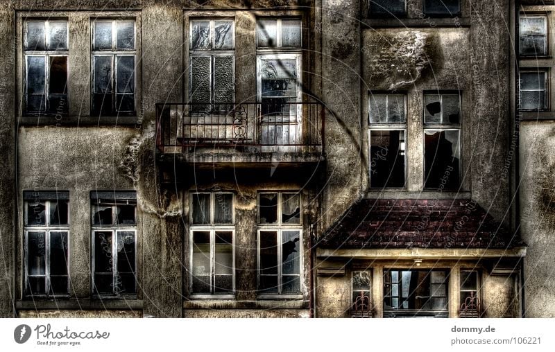 1909 Mauer Haus Gebäude Fenster einwerfen Splitter gebrochen Einbruch Zerstörung verfallen Verfall Balkon Beton Holz dreckig Reflexion & Spiegelung Unbewohnt
