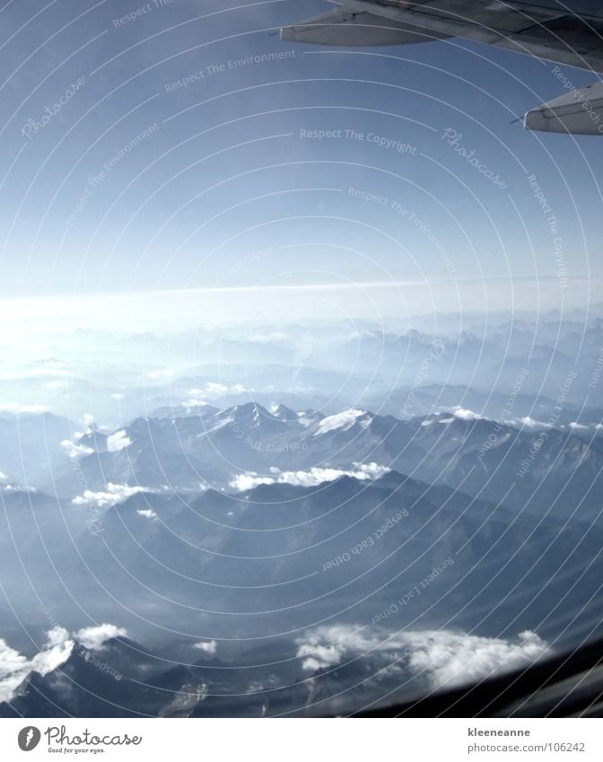 Fernweh groß Europa Flugzeug Passagierflugzeug Ferne Wolken klein weiß über den Wolken Unendlichkeit schön beängstigend massiv grau luftig Vorfreude