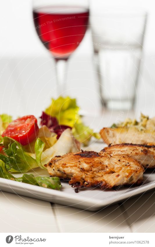 Salat mit Huhn Lebensmittel Fleisch Salatbeilage Ernährung Abendessen Bioprodukte Getränk Trinkwasser Wein Teller Glas Billig gut Rotwein Tomate Blattsalat