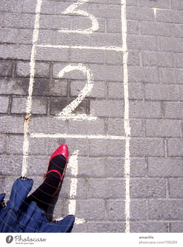 Eins zwei oder drei? Ziffern & Zahlen springen Geschwindigkeit Bekleidung Schuhe grau hüpfen kindlich Spielen Valencia Spanien Mädchen Frau feminin 6 7 8 nass