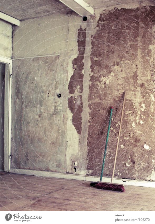 Endreinigung Reinigen Besen Staub Wand Sanieren Wohnung Mauer Holz Fenster Dachboden Demontage Putz Raum retro Haus Wohnzimmer verfallen Vergänglichkeit
