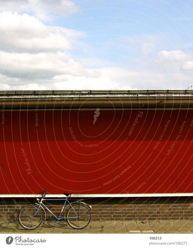 THE SKY WAS PINK [IN BERLIN] Fahrrad Wand rot fahren Stadt verschlissen Rost graphisch Sozialismus Osten Deutschland Kommunismus Bordsteinkante Eisen weiß