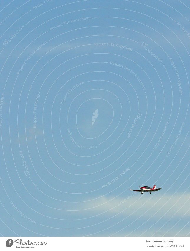 Bei Rot fliegt man raus! Flugzeug rot Flughafen Hannover-Langenhagen Wolken Luftverkehr Himmel blau Flugzeuglandung Propellermaschine