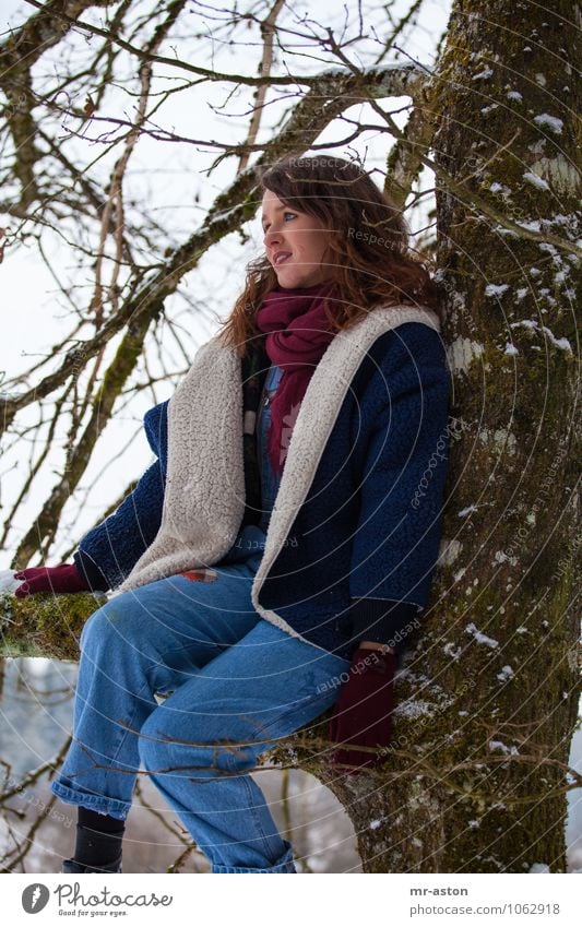 Auf einem Baum sitzen und nichts tun. exotisch Schnee Garten Mensch feminin Junge Frau Jugendliche 1 18-30 Jahre Erwachsene Winter Eis Frost Pelzmantel Schal