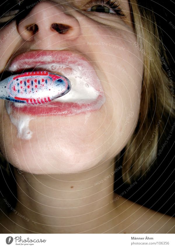 Banaler Alltag. Zahnpflege spucken Morgen Mittag Abend Reinigen Zahncreme Zahnbürste Speichel Rachen Ritual nass feucht Bad Frau Gesundheit Wasser Mund Gesicht