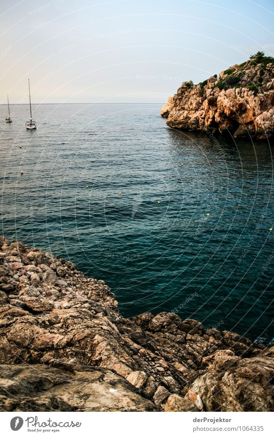 Mallorca von seiner schönen Seite 69 – Felsenbucht mit Booten Ferien & Urlaub & Reisen Tourismus Ausflug Abenteuer Ferne Freiheit Sommerurlaub Umwelt Natur