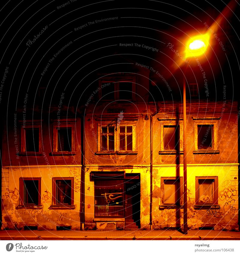 there is a house... Nacht Haus dreckig gelb schwarz dunkel Chemnitz einwerfen verfallen Zerstörung Verfall Einsamkeit eingeschlagen