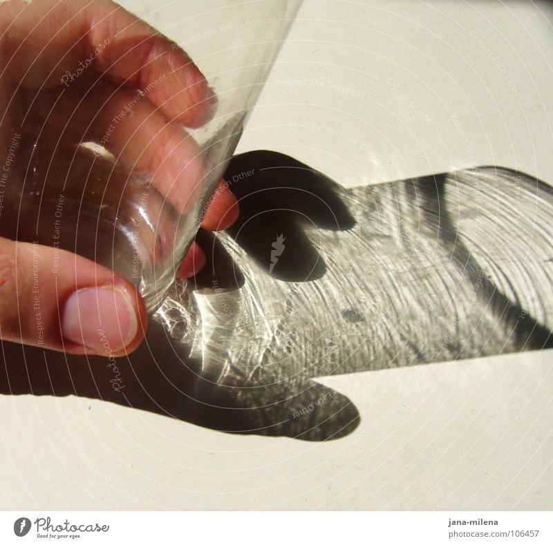Schattenspiel Hand trinken Licht Lichteinfall Finger Himmelskörper & Weltall Dekoration & Verzierung Glas