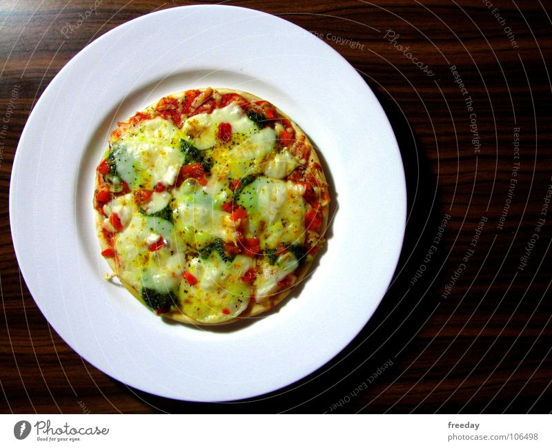::: FOOD ::: Pizza Käse Paprika Kräuter & Gewürze lecker Fastfood Ernährung Teller Tisch braun gelb rot Italien rund klein Snack Mittag Mittagessen Auftrag Holz