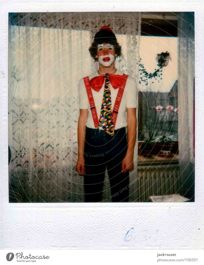 80er Faschingskostüm als Clown Häusliches Leben Wohnzimmer Karneval Kindheit Fliege Maske Perücke Feste & Feiern lustig Scham Hemmung Identität Vergangenheit