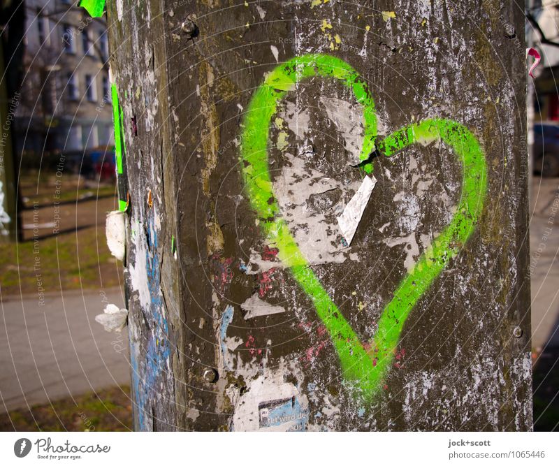 lieber Grün Subkultur Straßenkunst Umwelt Friedrichshain Fetzen Rost Graffiti Kreuz Liebe einfach fest nah grün Leidenschaft Verliebtheit Inspiration