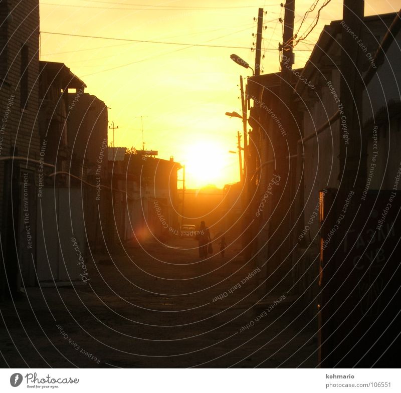Heimweg Sonnenuntergang Gegenlicht Gasse Usbekistan Haus Leitung Spaziergang Außenaufnahme Frieden Wärme Straße Glück orange