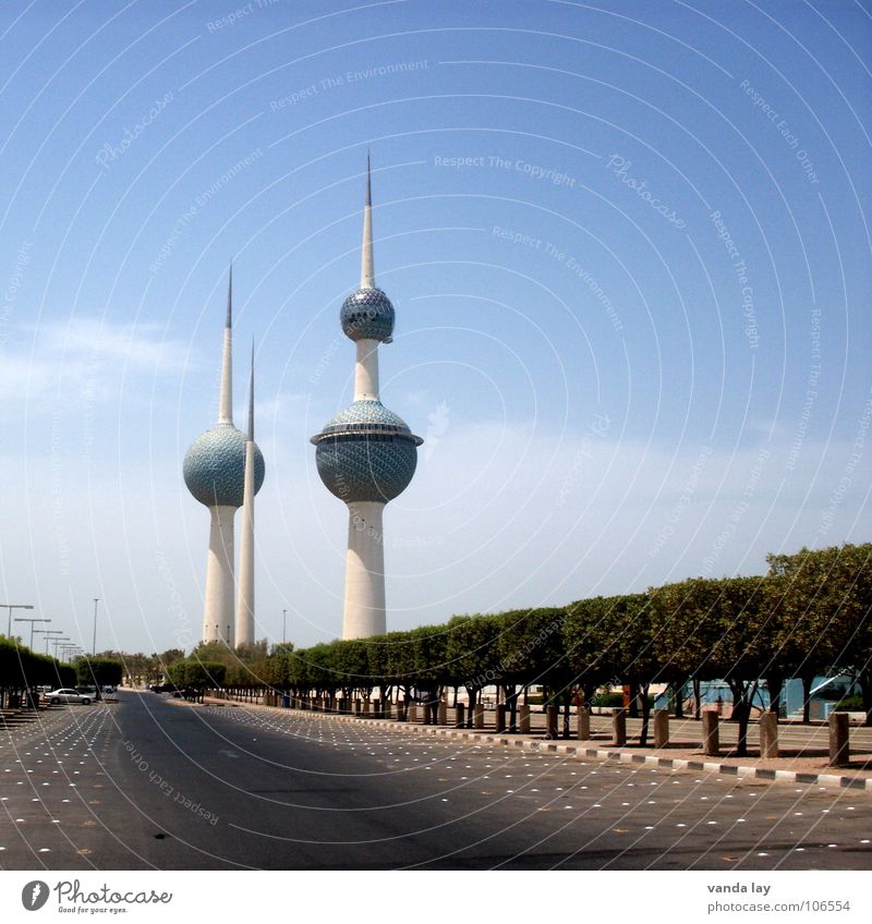 Kuwait Towers II Kunst Scheich Arabien Funkturm Naher und Mittlerer Osten rund Wolken Sommer Wahrzeichen Futurismus 3 Parkplatz Baum Himmel Wasserturm Denkmal