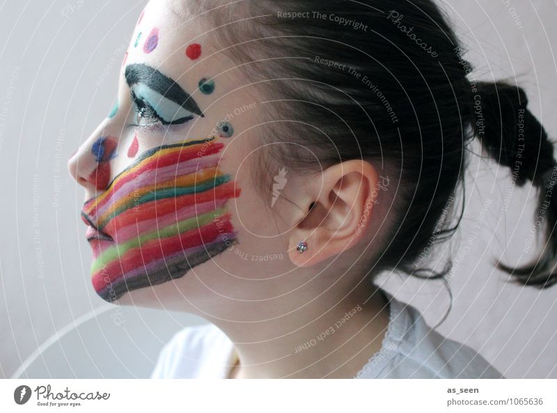 Geschminktes Mädchen Kindheit Leben Gesicht 8-13 Jahre Kunst Mode Schmuck brünett Zopf Blick ästhetisch außergewöhnlich einzigartig mehrfarbig Gefühle Abenteuer