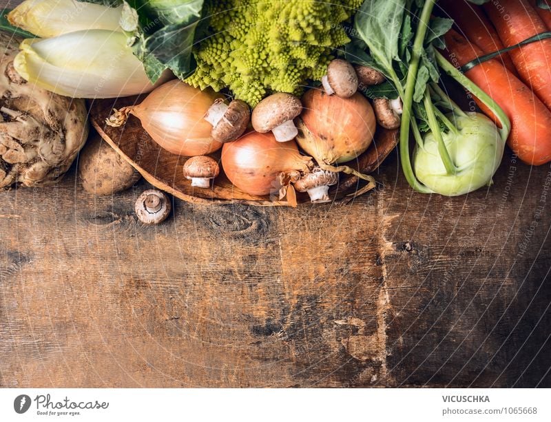 Frisches Gemüseauswahl auf altem Holztisch Lebensmittel Salat Salatbeilage Ernährung Bioprodukte Vegetarische Ernährung Diät Schalen & Schüsseln Stil Design