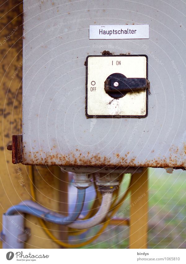 Schaltstelle Handwerk Baustelle Kabel Schalter Hauptschalter Schaltkasten Zeichen leuchten authentisch Verantwortung Kontrolle Macht Elektrizität Farbfoto