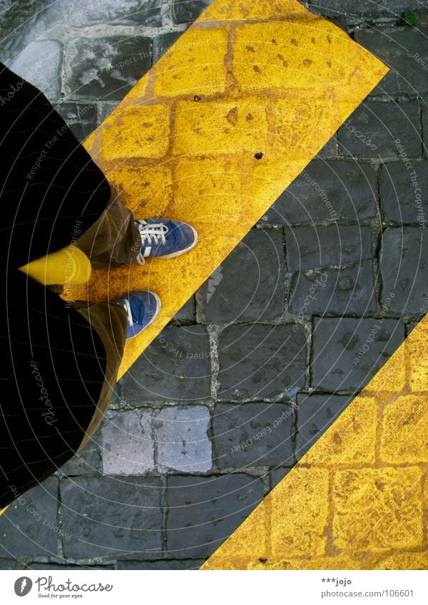 comeback Zebrastreifen gelb Straßenverkehr Schuhe Blick nach unten Untergrund Fußgänger Jacke Italien Leuchtkraft Verkehrswege Kopfsteinpflaster Bodenbelag