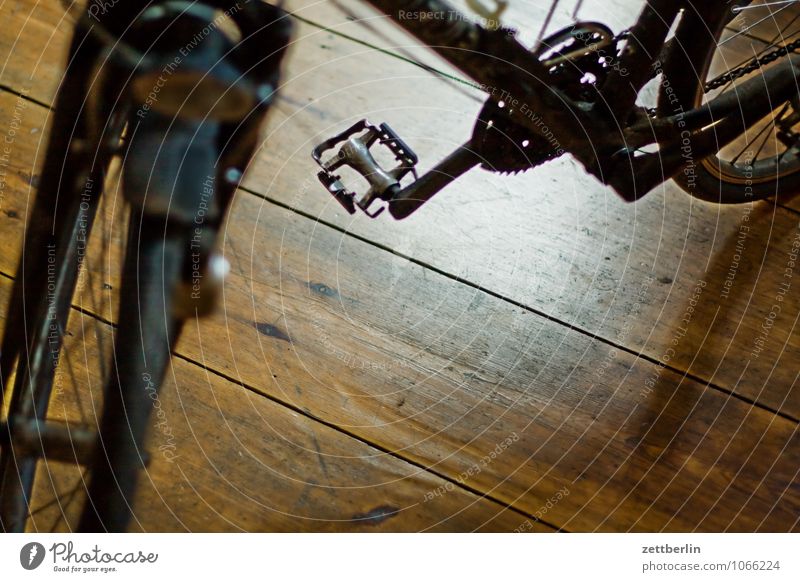 Fahrrad Rad Pedal Tretlager Fahrradrahmen Flur Boden Bodenbelag Holz Wohnung Häusliches Leben Diebstahl Fahrradausstattung Garage Vorsicht stehen Fahrradständer
