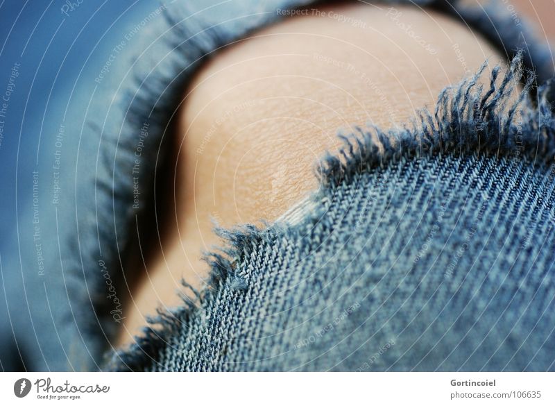 Putt Haut Bekleidung Jeanshose Stoff alt kaputt blau Loch Riss geplatzt gerissen schäbig Textilien Faser Knie Fetzen jeansblau Farbfoto Schatten Kontrast
