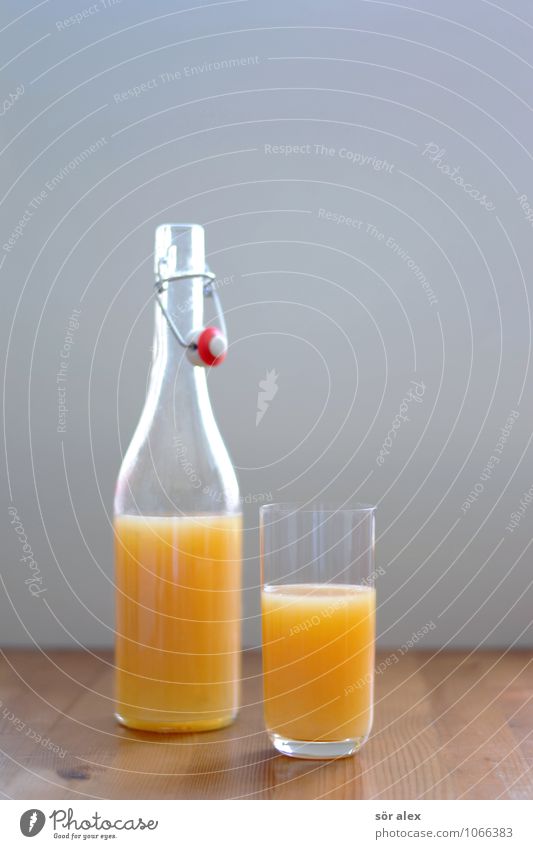Multi Lebensmittel Frühstück Getränk trinken Erfrischungsgetränk Saft Flasche Glas Holztisch Gesundheit Vitamin C Farbfoto Innenaufnahme Menschenleer