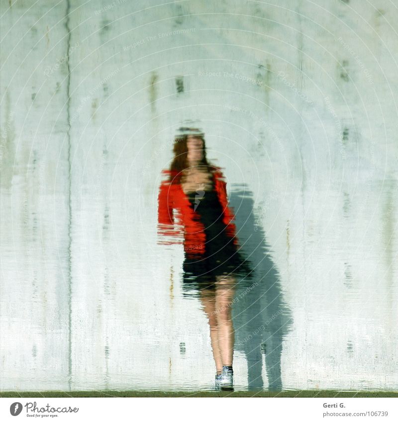 distorted Reflexion & Spiegelung Wasseroberfläche Oberfläche Verzerrung Frau Minikleid schwarz Das kleine Schwarze Jacke rot Mauer Wand grau Kleid Chucks Schuhe
