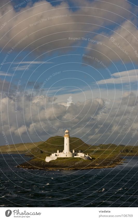 Leuchtturm auf der Isle of Mull (Schottland) Atlantik Ferien & Urlaub & Reisen Gebäude grün Küste Meer Sommer Wiese Wolken Hochformat Wellen Industrie Himmel