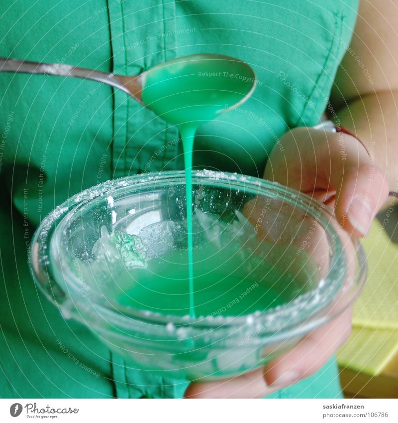 Farbspiel. Zuckerguß Glasschale Löffel grün Hemd Bluse Hand Ekel mischen mehrfarbig Backwaren Farbe kochen & garen Ernährung Flüssigkeit vermischen verrühren