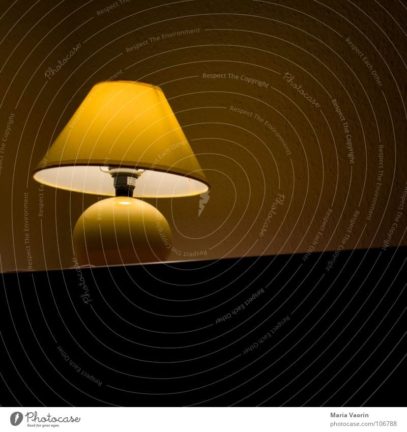 Bei Mutti Licht Lichteinfall Lampe Lampenschirm Nacht schlafen Elektrizität Stromausfall Glühbirne Nachttisch Einsamkeit Dekoration & Verzierung
