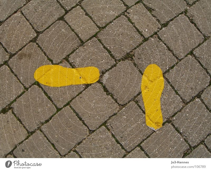 Eine Frage der Richtung schreiten Fußspur Schuhe Lebenslauf Wandel & Veränderung abbiegen links geradeaus Wende verwandeln Beton Asphalt schrittweise gelb grau