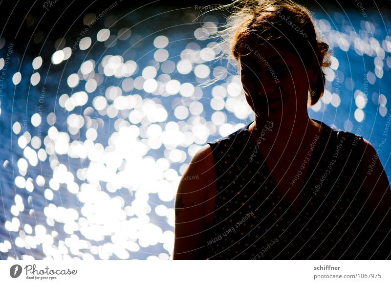 Silhouette einer Frau vor glitzerndem Wasser Mensch feminin Junge Frau Jugendliche Kopf Haare & Frisuren 1 Sonnenlicht Teich See blau schwarz glänzend Fee