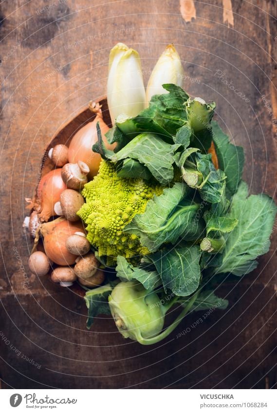 Romanesco und frisches Gemüse in Schüssel Lebensmittel Ernährung Bioprodukte Vegetarische Ernährung Diät Schalen & Schüsseln Stil Design Gesunde Ernährung
