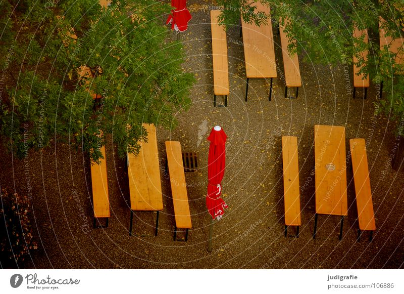 Saisonende Biergarten Tisch Sonnenschirm Feierabend Ende Herbst Blatt Baum Vogelperspektive abwärts leer Gastronomie Farbe Bank aus herab