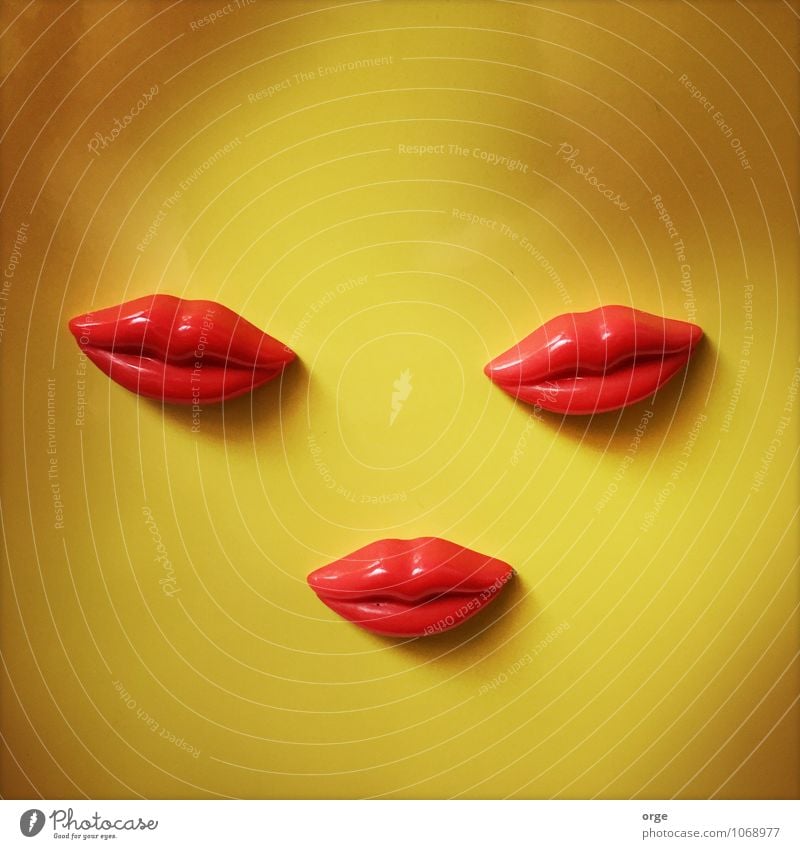 Kiss, Kiss, Kiss - Lips Lippenstift Mund Kommunizieren Küssen Coolness Erotik gelb Warmherzigkeit Zusammensein Liebe Mundwinkel Kussmund Küsser Farbfoto