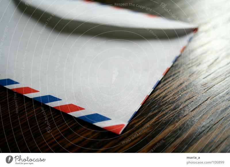luftpost Post Luftpost E-Mail Geschwindigkeit rot weiß gestreift Tisch Holz braun Papier Streifen senden Briefumschlag Briefmarke offen aufmachen Airmail
