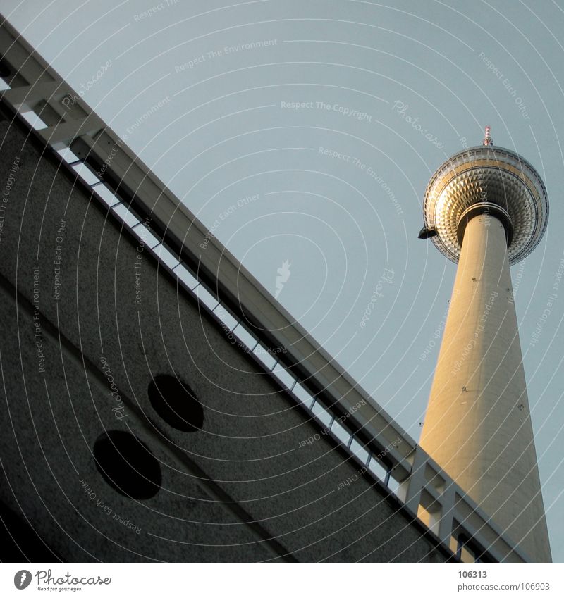 I LOVE BERLIN* Berliner Fernsehturm Wahrzeichen Osten groß Macht Beton Funkwellen Denkmal Radio Westen hoch verfolgungswahn Angst Metall Geländer bärlin