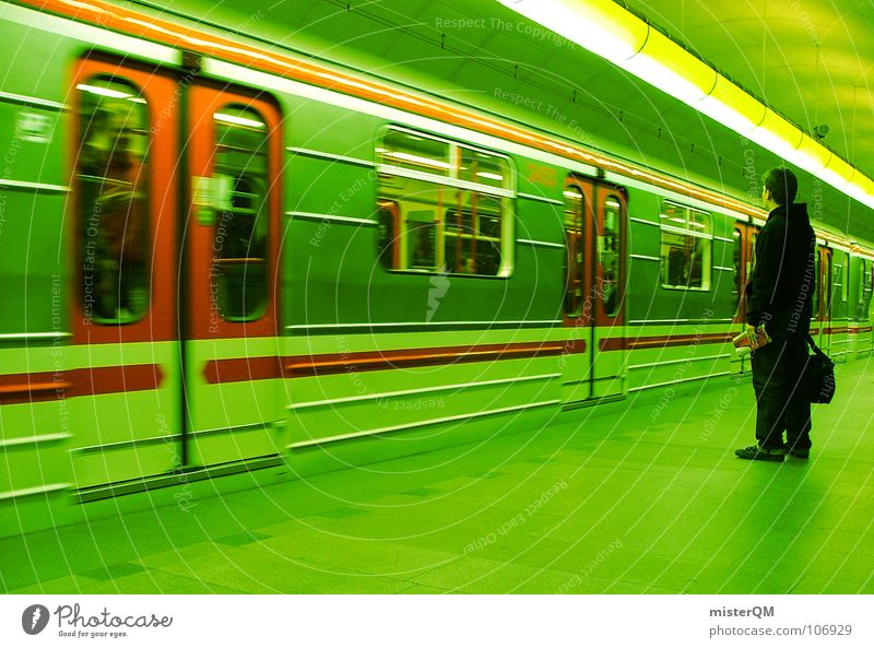 Toxic Subway U-Bahn Untergrund Verkehr grün Mann Mensch Population Streifen Eisenbahn rot dunkel Licht warten Ankunft Hintergrundbild Unschärfe Bahnsteig Zeit