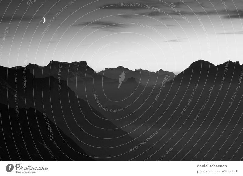 Monduntergang Halbmond schwarz weiß Nacht Sonnenuntergang Cirrus Klimawandel Schweiz Berner Oberland wandern Bergsteigen Freizeit & Hobby Ausdauer Wolken
