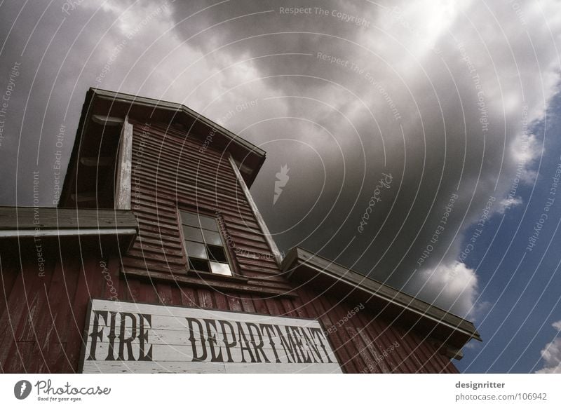Heldentum Western Wilder Westen brennen löschen Rettung retten historisch Haus Wolken Sturm drohend gefährlich Öffentlicher Dienst Feuerwehr Fire department