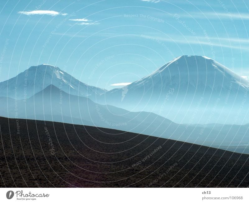 Das Schweigen der Berge Natur Chile Nebel Lauca Berge u. Gebirge Südamerika Mountains Vulkan Volcano Anden Andes blau Blue Parinacota