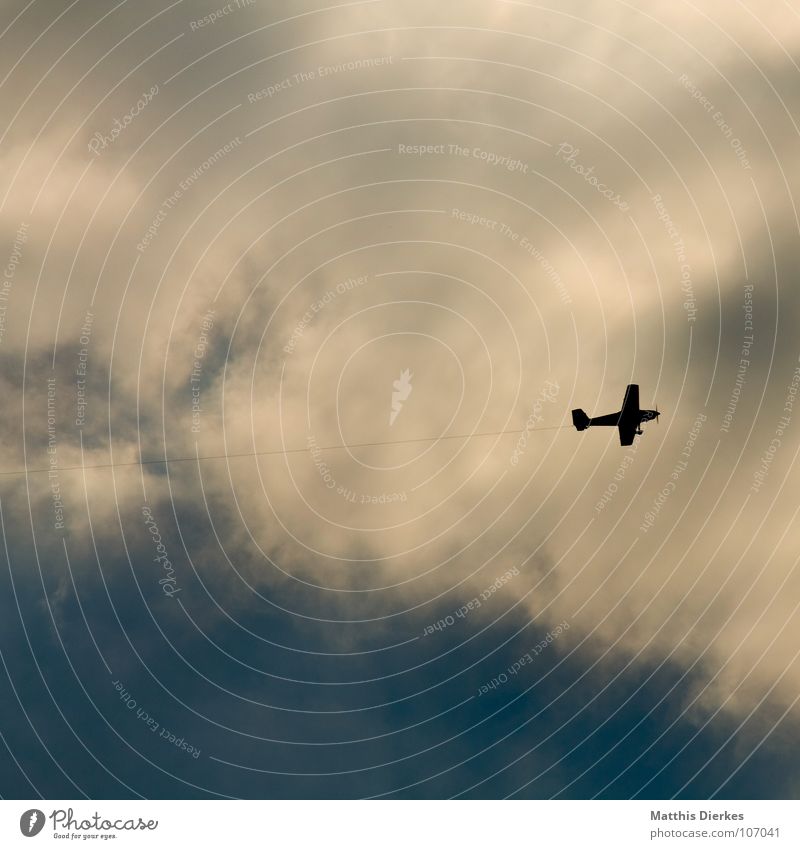 NACH RECHTS Flugzeug Wolken gefährlich Umwelt Umweltverschmutzung Befestigung Vogel Vogelperspektive Segelflugzeug klein winzig Richtung richtungweisend